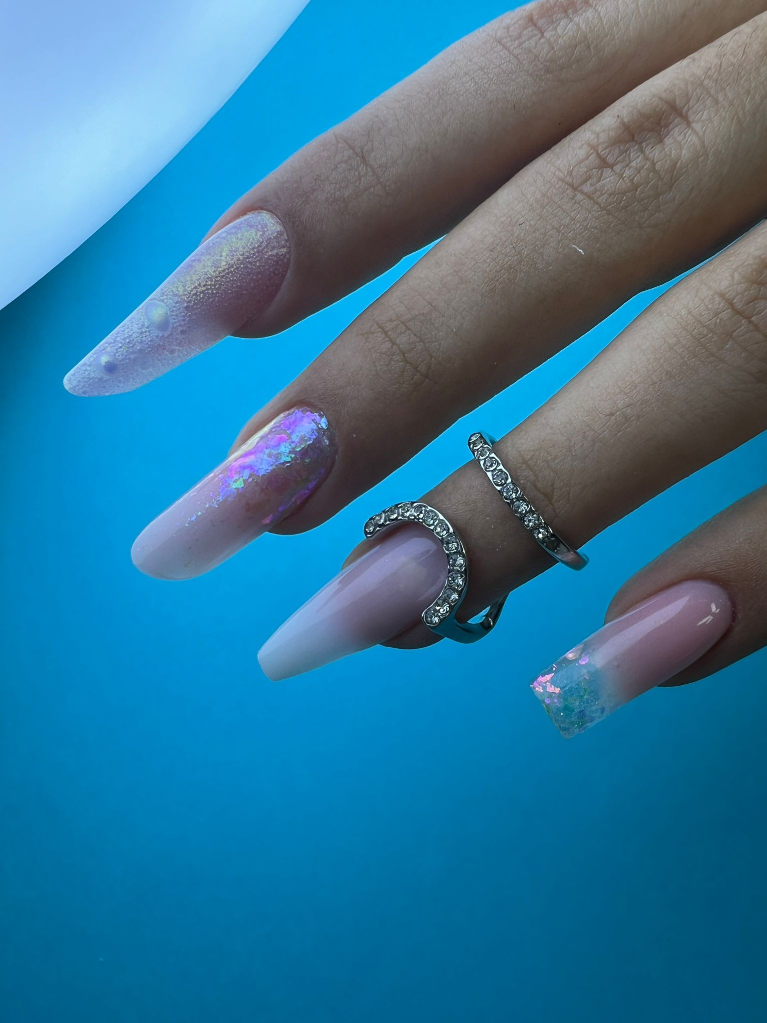 U&ntilde;as de cristal con dise&ntilde;o hologr&aacute;fico por Zo&eacute; Nail